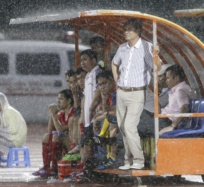 Trên băng ghế huấn luyện, người ta thấy HLV Lê Thụy Hải với mái đầu bạc mải miết chỉ đạo học thi đấu.